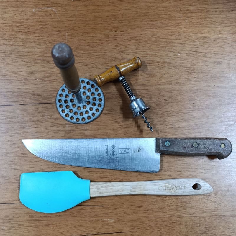 Sacacorchos, Cuchillo MAC, Espátula Cuisinart y Pisa Papas