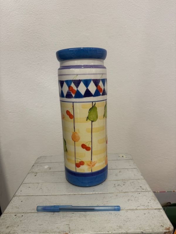 Jarrón de cerámica con diseño de frutas