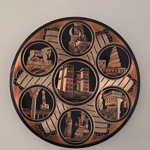 Plato Decorativo Mesopotamia, Reloj Octogonal Shelton y Bonsái Artificial - imagen 2