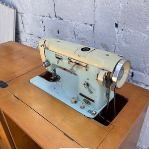 Antigua Máquina de Coser Suprema con Mueble de Madera - imagen 3