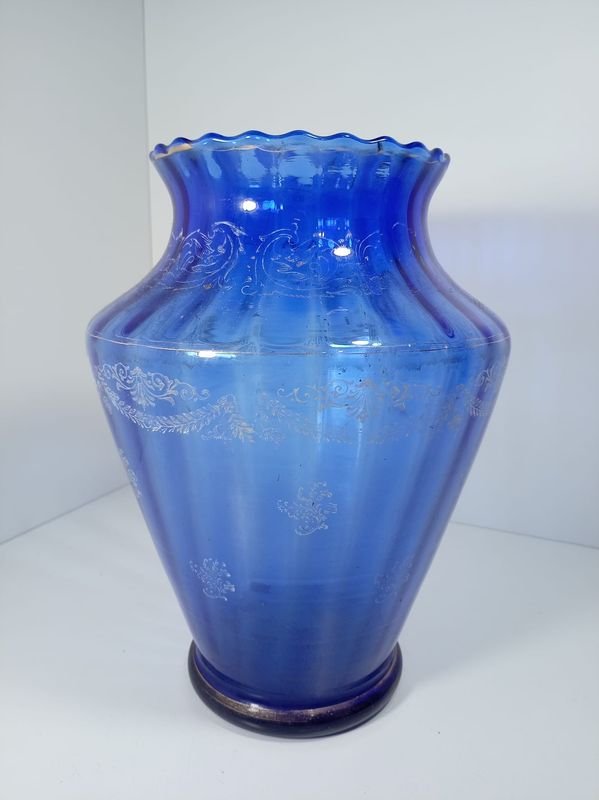 Florero Grande de Vidrio Azul con Diseño en Relieve - imagen 1