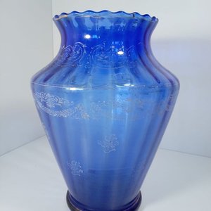 Florero Grande de Vidrio Azul con Diseño en Relieve - imagen 1