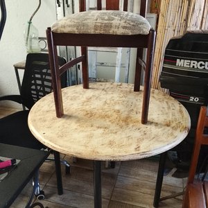 Lote anterior: Mesa de Comedor con Silla Tapizada