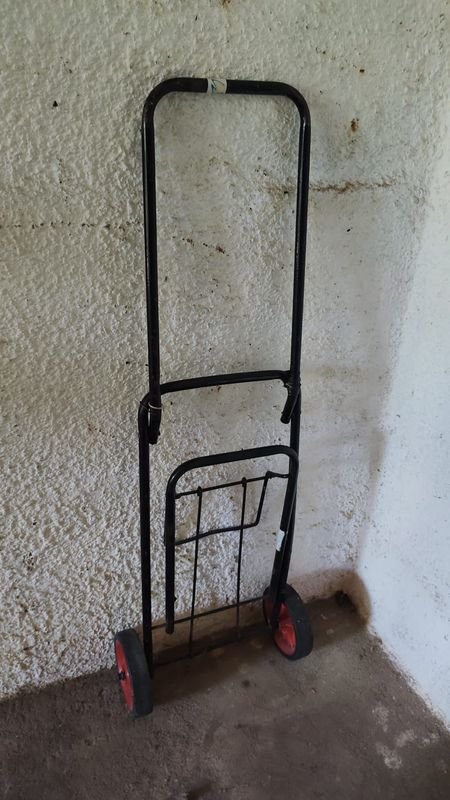 Escalera y Carrito Antiguo con Diseño Clásico - imagen 2