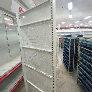 Exhibidor Blanco con Panel Perforado para Ferretería o Almacenamiento - imagen 2