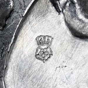 Plato de Peltre Decorativo con Escudo y Sello - imagen 5