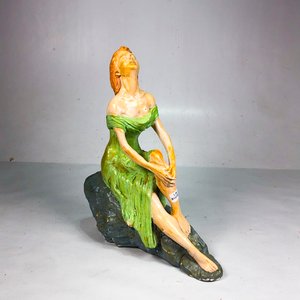 Figura de Dama Sentada con Vestido Verde - 35 cm - imagen 2