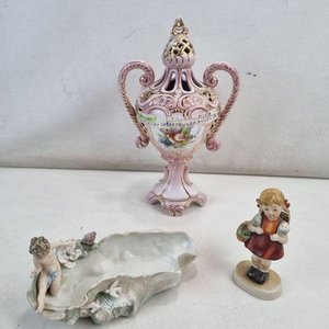 Lote siguiente: Conjunto Antiguo de Porcelana: Ánfora, Figura de Niña y Pieza con Angelito