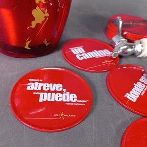 Hielera Johnnie Walker Roja con 4 Canillas y Posavasos - imagen 4