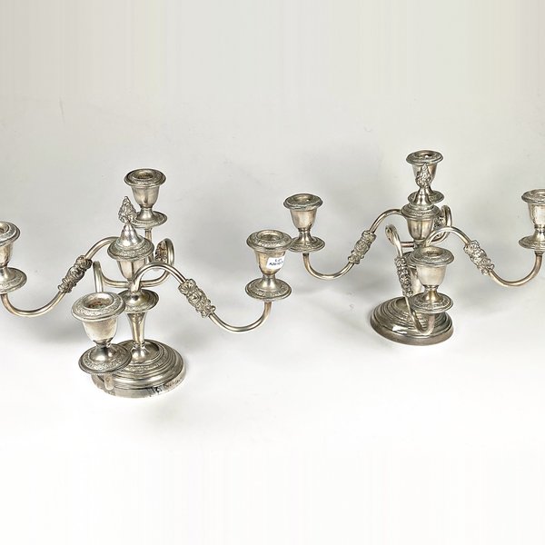 Par de Candelabros de Metal Plateado con Cuatro Luces Cada Uno - imagen 1