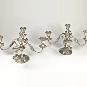 Lote siguiente: Par de Candelabros de Metal Plateado con Cuatro Luces Cada Uno