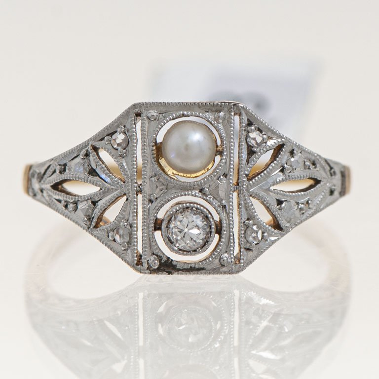 Lote siguiente: Anillo de Oro con Brillante y Perlita