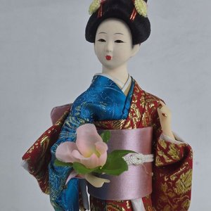 Muñeca Geisha Japonesa Coleccionable con Kimono Rojo y Dorado - imagen 3