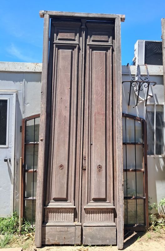 Lote siguiente: Puerta antigua de madera con diseño clásico