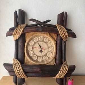 Lote siguiente: Reloj Artesanal de Madera con Cuerda y Detalles Rústicos