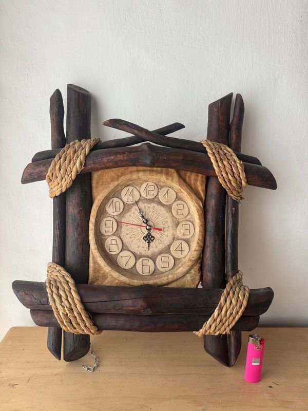 Reloj Artesanal de Madera con Cuerda y Detalles Rústicos