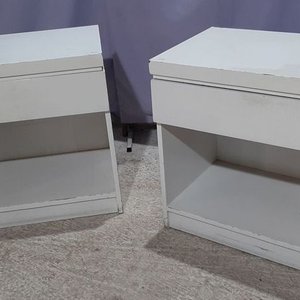 Juego de 2 Mesas de Luz Blancas de Madera con Cajón y Estante - imagen 1