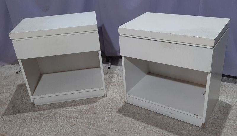 Juego de 2 Mesas de Luz Blancas de Madera con Cajón y Estante