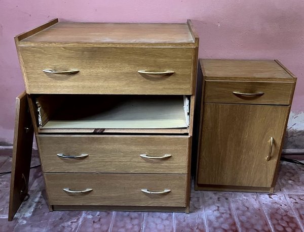 Muebles de Dormitorio: Cómoda y Mesa de Luz con Detalles de Desgaste - imagen 1