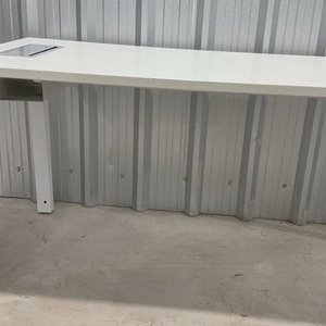 Escritorio Blanco Moderno con Estructura Metálica y Tapa de Madera - imagen 2