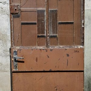 Puerta metalica con postigo muy segura - imagen 4