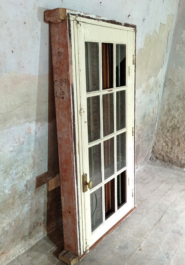 Ventana antigua con hoja batiente y postigos en cedro - imagen 4