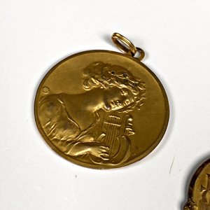 Lote de 10 Piezas: Anillos, Medallas y Accesorios de Joyería - imagen 5
