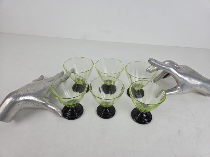 Lote anterior: Cristal de uranio y copas con cascaduras