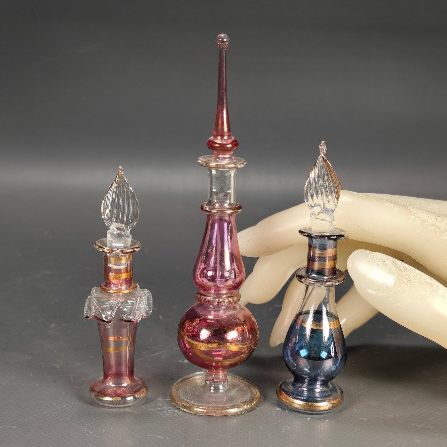 Tres Frascos de Perfume Egipcios de Vidrio Soplado con Detalles Dorados