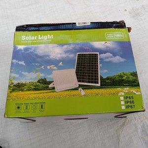 Tres focos solar led de 30W (dos de ellos en caja). - imagen 4