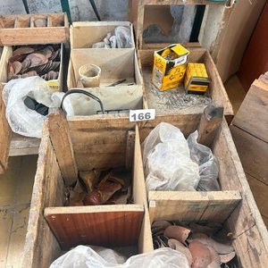 Lote de Cajones de Madera con Accesorios de Zapatería y Herramientas - imagen 5