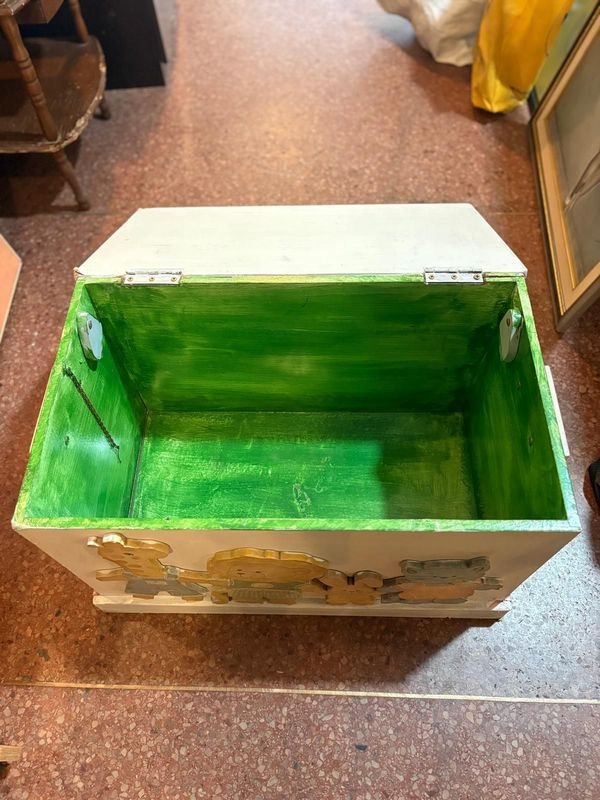 Lote siguiente: Caja de juguetes infantil con diseños de madera