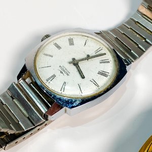 Tres Relojes de Pulsera para Dama y Caballero: Dorado con Calendario, Esfera Blanca y Números Romanos, y Esfera Plateada con Números Dorados - imagen 2
