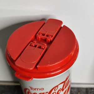 Vaso Grande Coca-Cola Plástico Blanco y Rojo con Tapa - imagen 2
