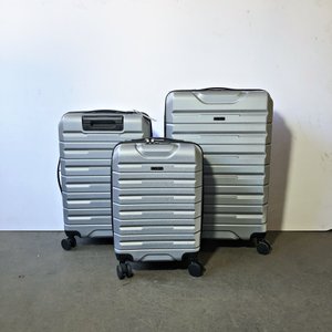 Lote siguiente: Juego de 3 Valijas Rígidas Flieger Plateadas con Diseño Estriado y 4 Ruedas