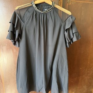 Lote siguiente: Blusa Negra Louis Dog Talla 140 con Pedrería y Volantes