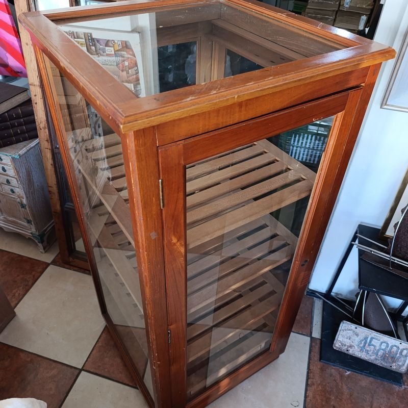 Vitrina de Cedro con Doble Puerta y Estantería - imagen 2