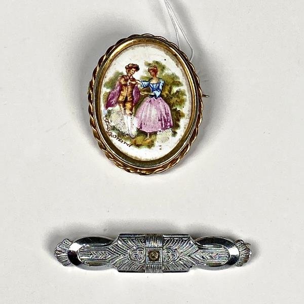 Dos Prendedores Vintage: Uno de Porcelana con Escena Romántica y Otro Metálico Art Decó - imagen 1