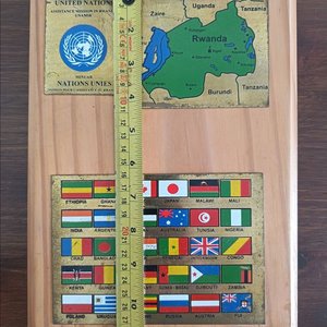 Placa Conmemorativa UNAMIR Ruanda, Porta Objetos Madera y Reloj de Arena Triple - imagen 3