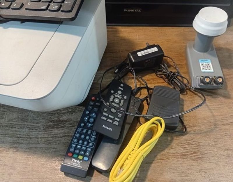 Lote de tecnología: impresora, monitor, teclado y otros - imagen 3