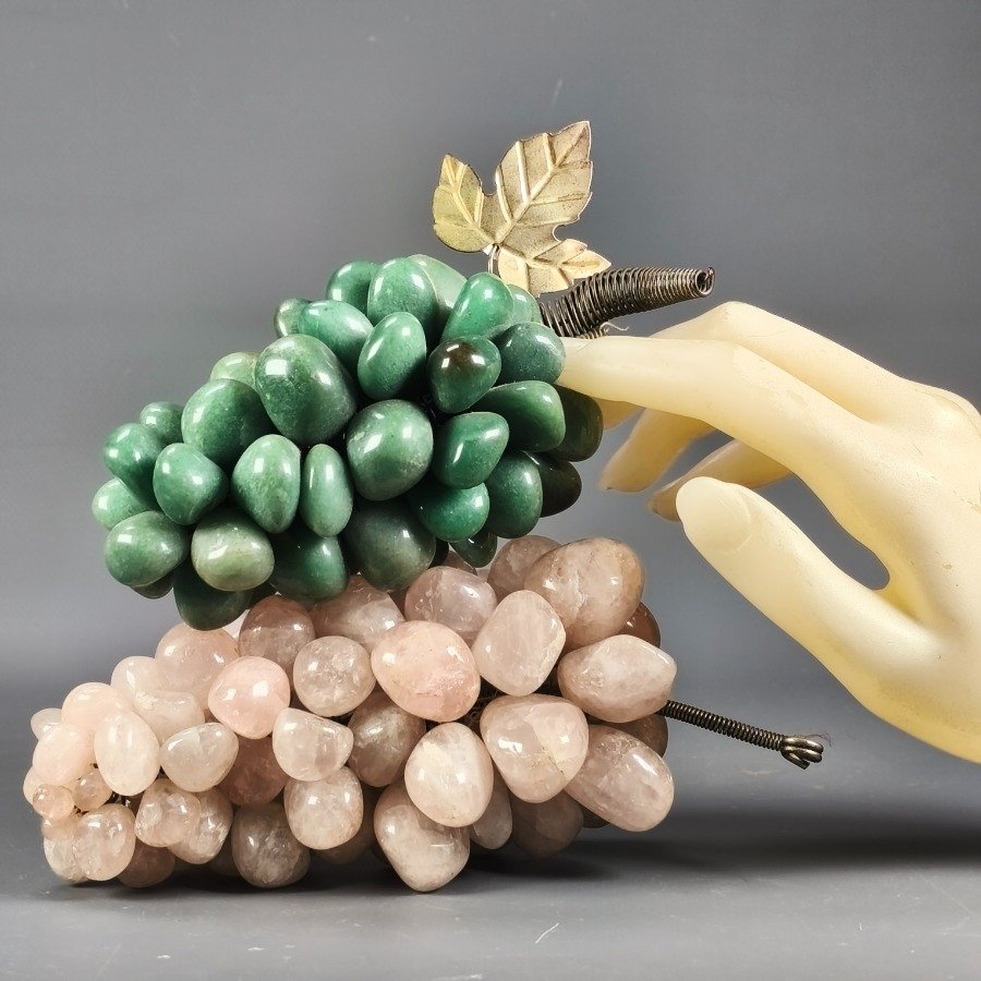 Dos racimos de uvas en piedras naturales, cuarzo verde y cuarzo rosa - imagen 3
