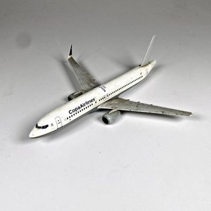 Lote anterior: Avión a Escala Copa Airlines y Corta Papel Banco Comercial Uruguay