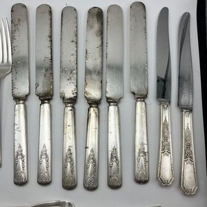 Lote de Cubiertos Antiguos: 6 Tenedores y 8 Cuchillos de Mesa - imagen 2