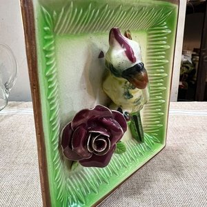 Florero Mural de Loza Antigua con Ave y Rosa en Relieve - imagen 3