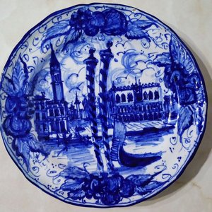Plato Decorativo Azul y Blanco con Escena de Venecia - imagen 1