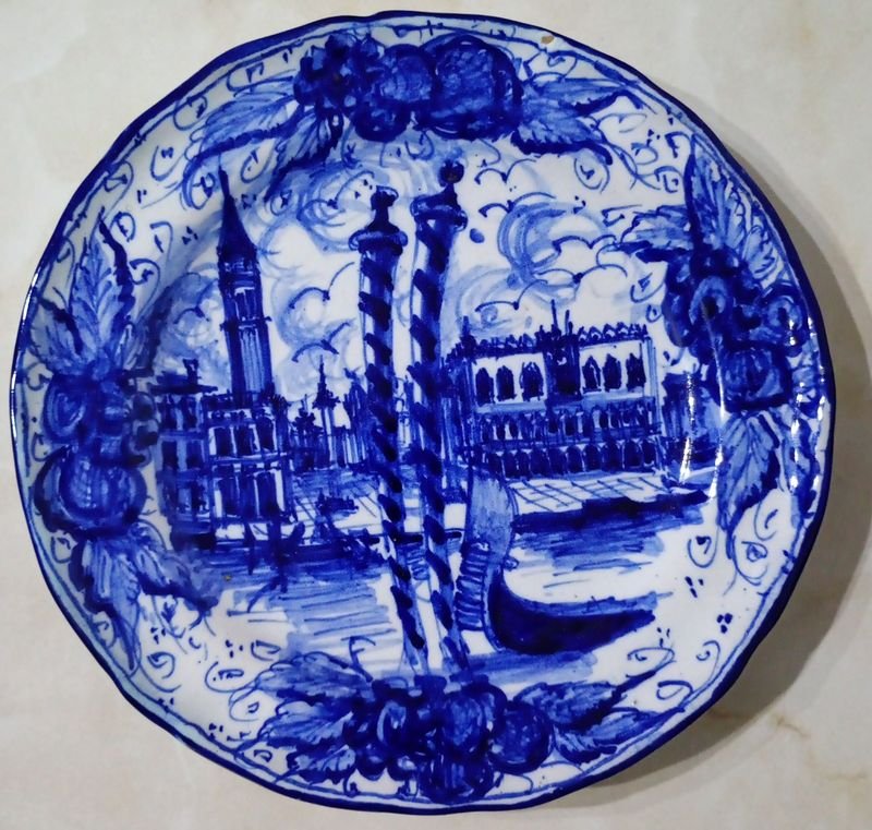 Plato Decorativo Azul y Blanco con Escena de Venecia