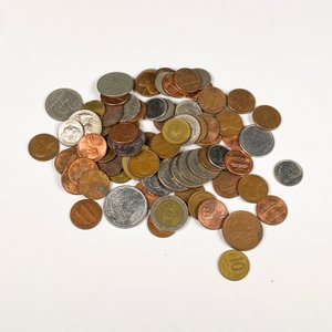 Setenta y cuatro monedas de colección de diversos países - imagen 2