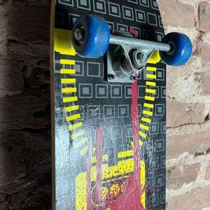 Patineta Sportrunner con Diseño Gráfico y Ruedas Azules - imagen 4