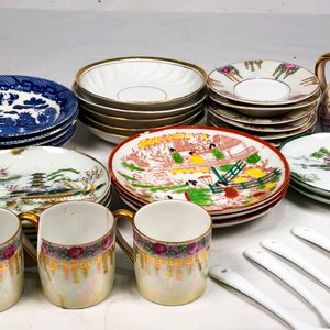 Conjunto de Pocillos, Tazas y Platitos con Diseño Oriental - imagen 4