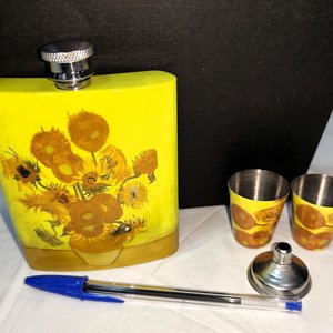 Set de Petaca y Vasos "Los Girasoles" Diseño Van Gogh en Acero - imagen 4